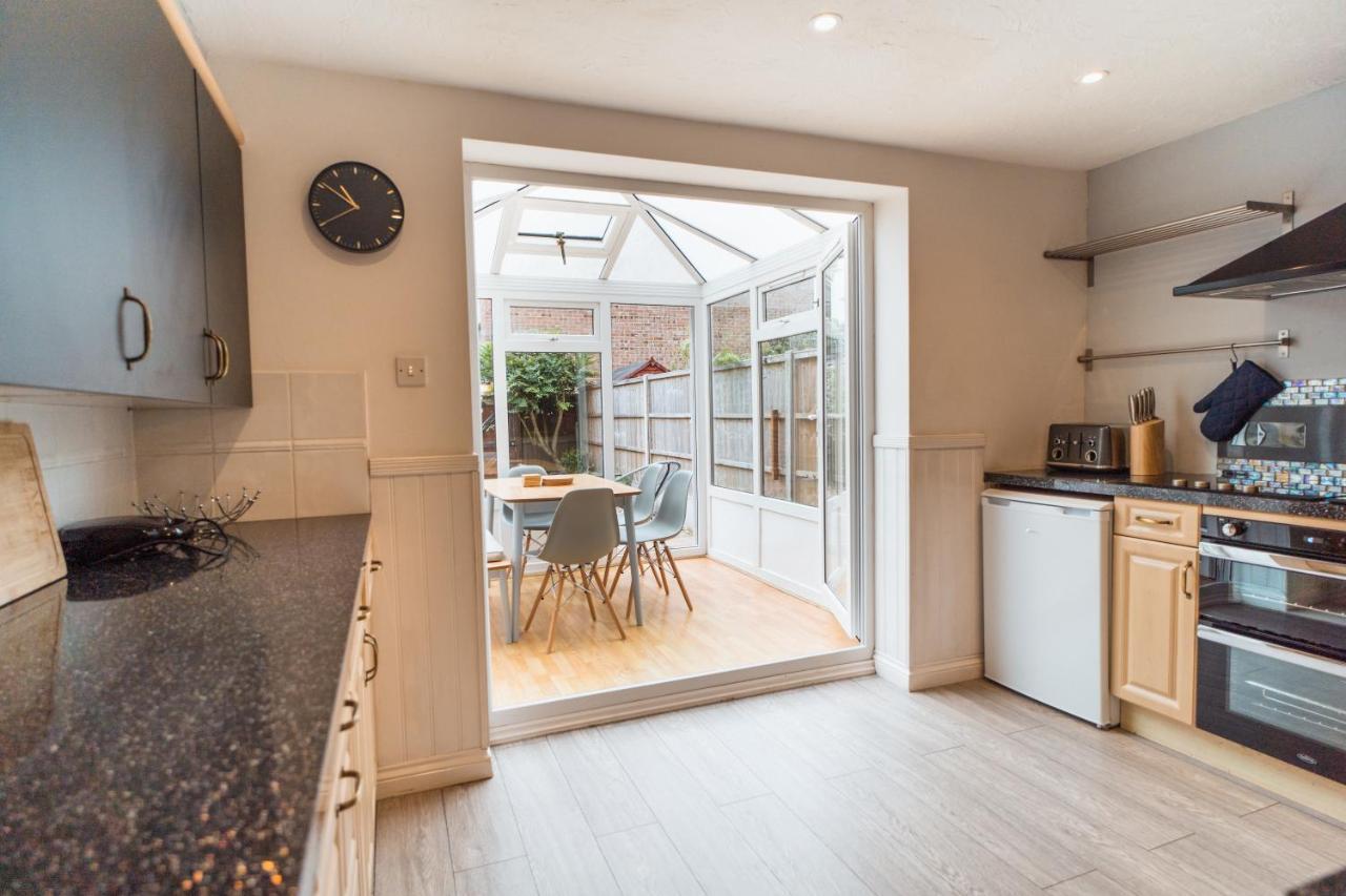 Beautiful Town House With Private Garden And Patio Villa Canford Magna Bagian luar foto
