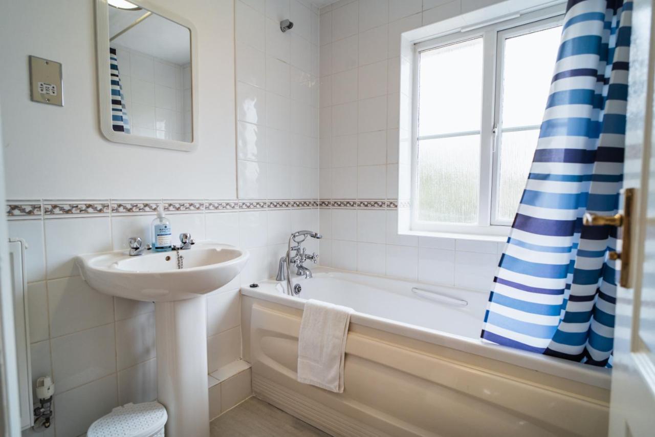 Beautiful Town House With Private Garden And Patio Villa Canford Magna Bagian luar foto