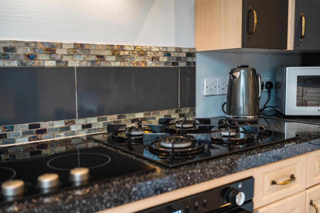 Beautiful Town House With Private Garden And Patio Villa Canford Magna Bagian luar foto